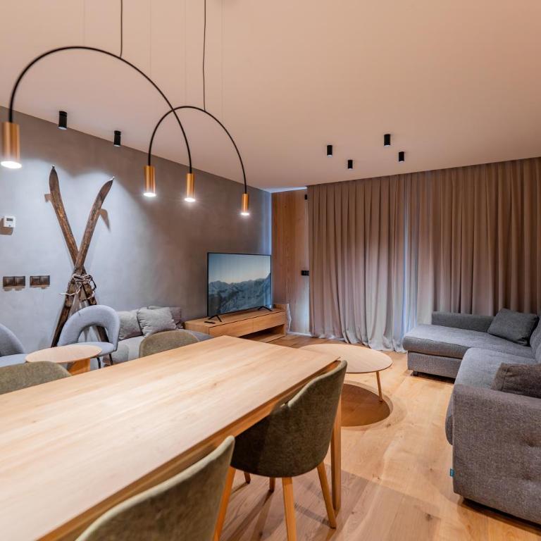 Luxurious Mountain Gem Enjoy Nature l Gym Sauna Pool l 1 MINUTE WALK TO SLOPES l by BonesVacances - Two-Bedroom Apartment with Terrace - 90