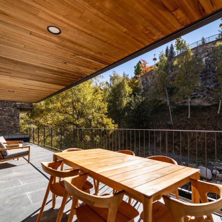 Luxurious Mountain Gem Enjoy Nature l Gym Sauna Pool l 1 MINUTE WALK TO SLOPES l by BonesVacances - Two-Bedroom Apartment with Terrace - 1