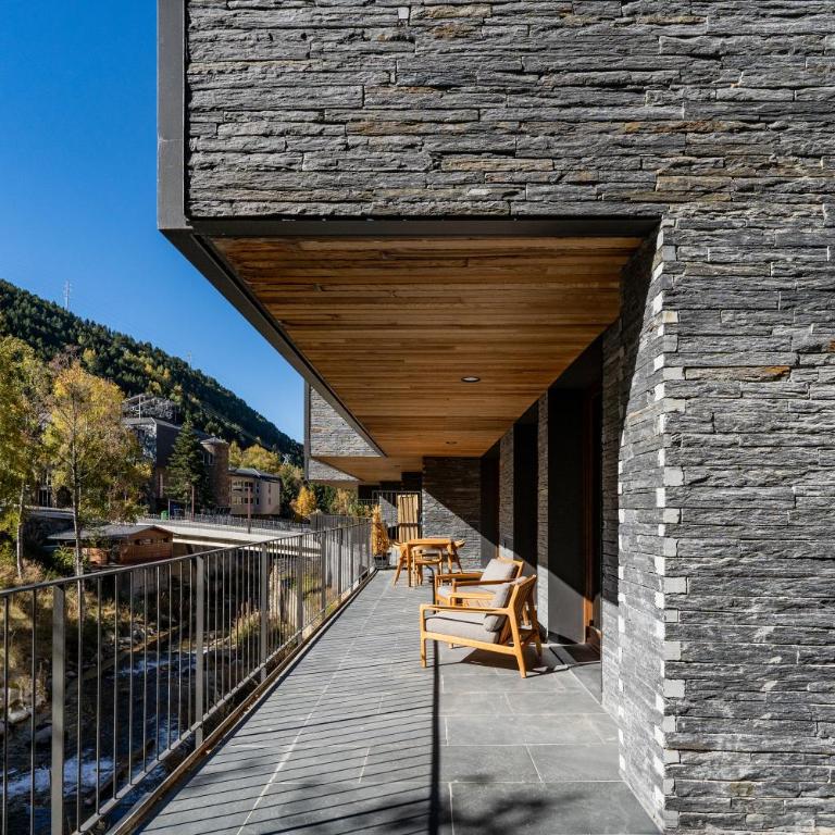 Luxurious Mountain Gem Enjoy Nature l Gym Sauna Pool l 1 MINUTE WALK TO SLOPES l by BonesVacances - Two-Bedroom Apartment with Terrace - 22