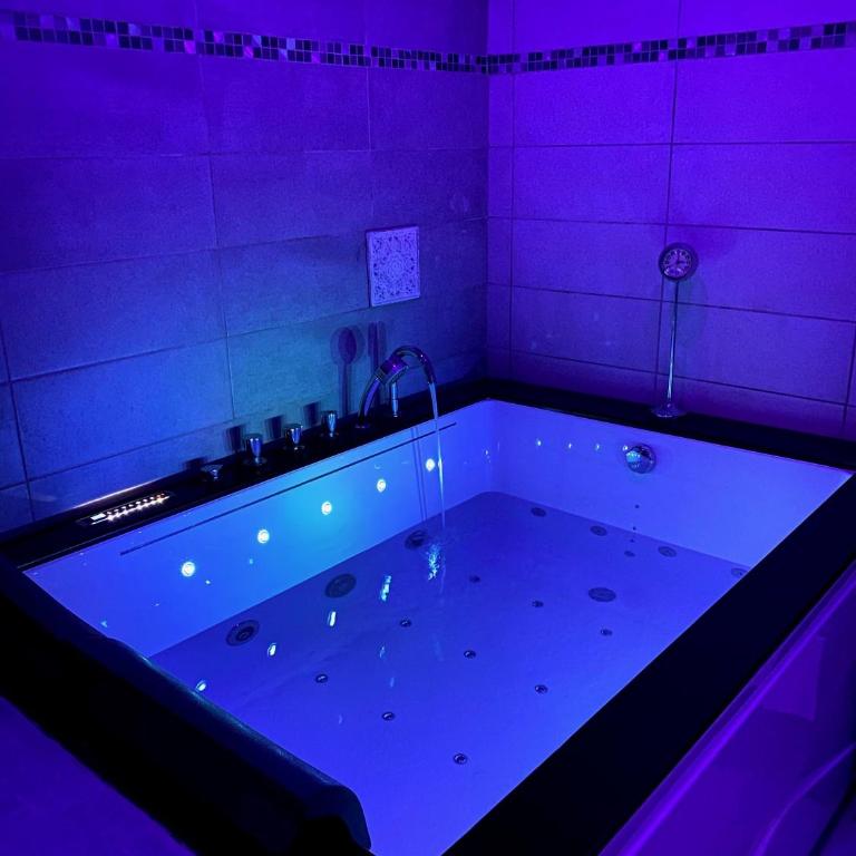 Suite Darcy & Spa - Appartement 1 Chambre avec Baignoire Spa - 4