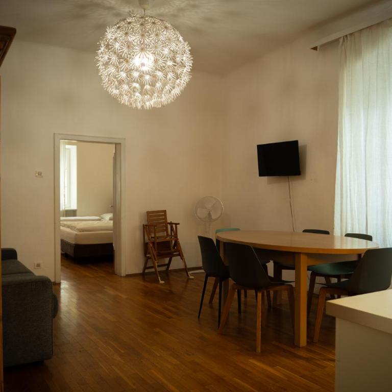Residence Fink Central Apartments - Family Room - 6