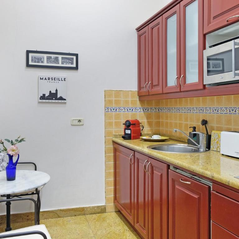 Ambasador&Luxury Downtown apartment - Two-Bedroom Apartment with Balcony and Terrace - 9