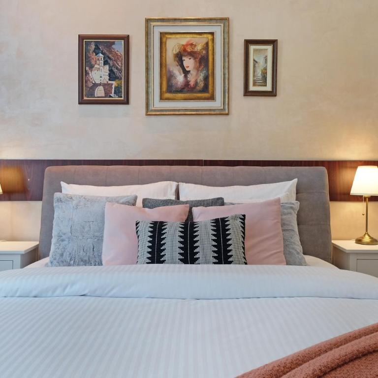 Ambasador&Luxury Downtown apartment - Two-Bedroom Apartment with Balcony and Terrace - 16