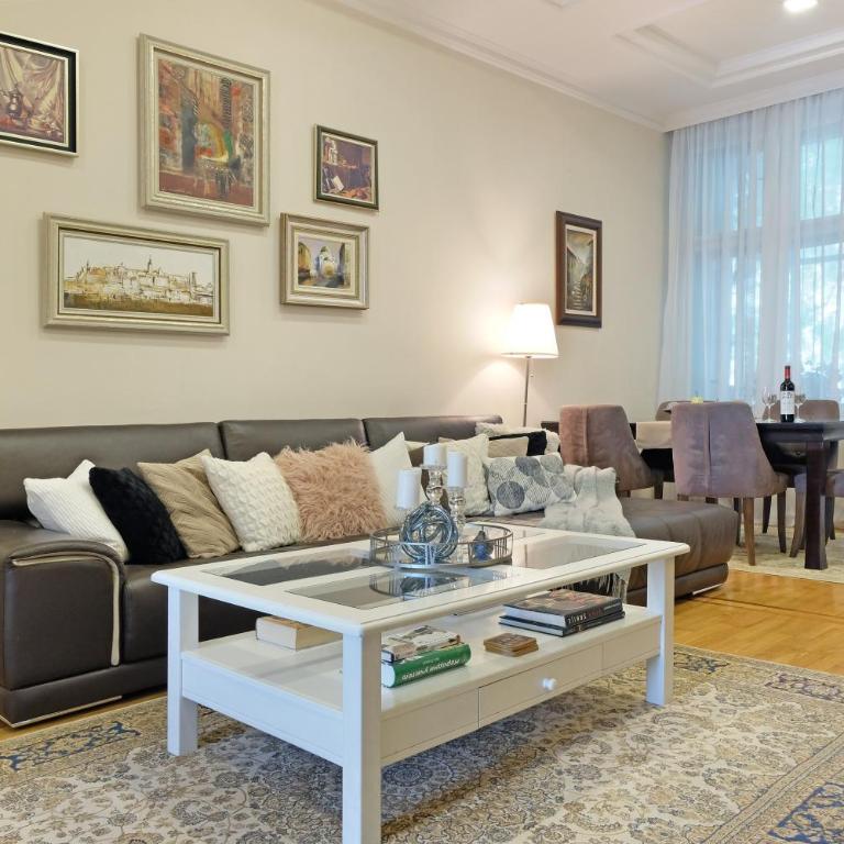 Ambasador&Luxury Downtown apartment - Two-Bedroom Apartment with Balcony and Terrace - 4