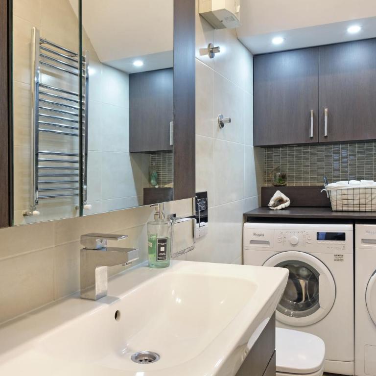 Ambasador&Luxury Downtown apartment - Two-Bedroom Apartment with Balcony and Terrace - 13