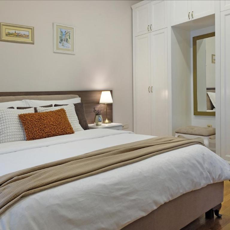 Ambasador&Luxury Downtown apartment - Two-Bedroom Apartment with Balcony and Terrace - 19
