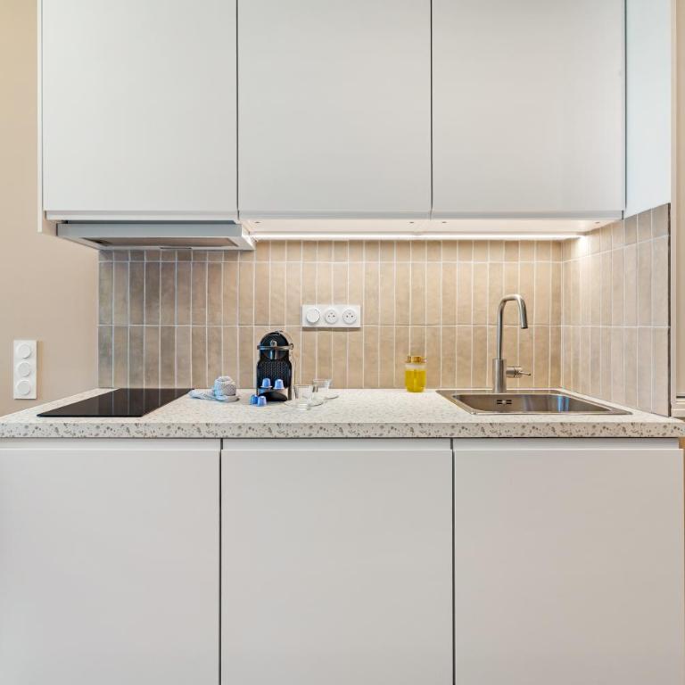 Nice Renting - HUGO - Luxury Honeymoon Suite Terrace Park View Free Parking - Appartement 1 Chambre - 11