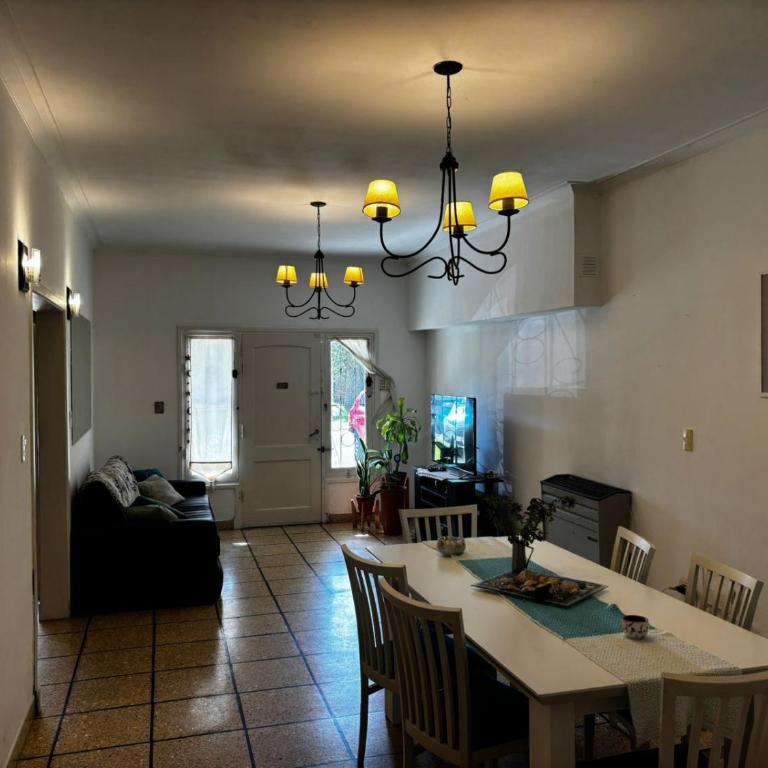 Amplio chalet con parque en barrio Constitución - Casa de 2 dormitorios - 1