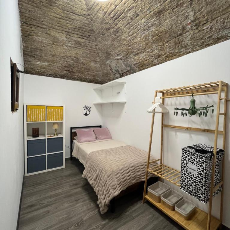 Barcelona's Gem - Standard Single Room with Shared Bathroom - 4