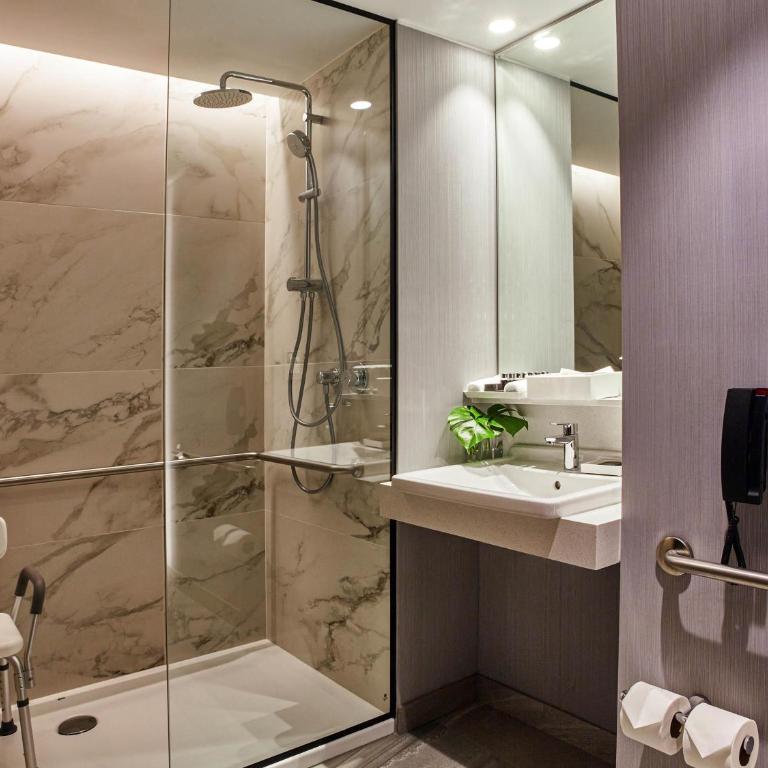 Pullman Lima Miraflores - Habitación Doble Superior con 2 camas dobles - Adaptada para personas con movilidad reducida - 3