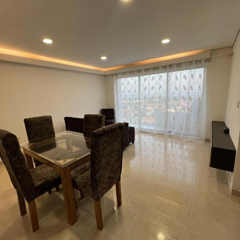 Apartment 5 minutes from the Airport, Sea and Center - Three-Bedroom Apartment - 2