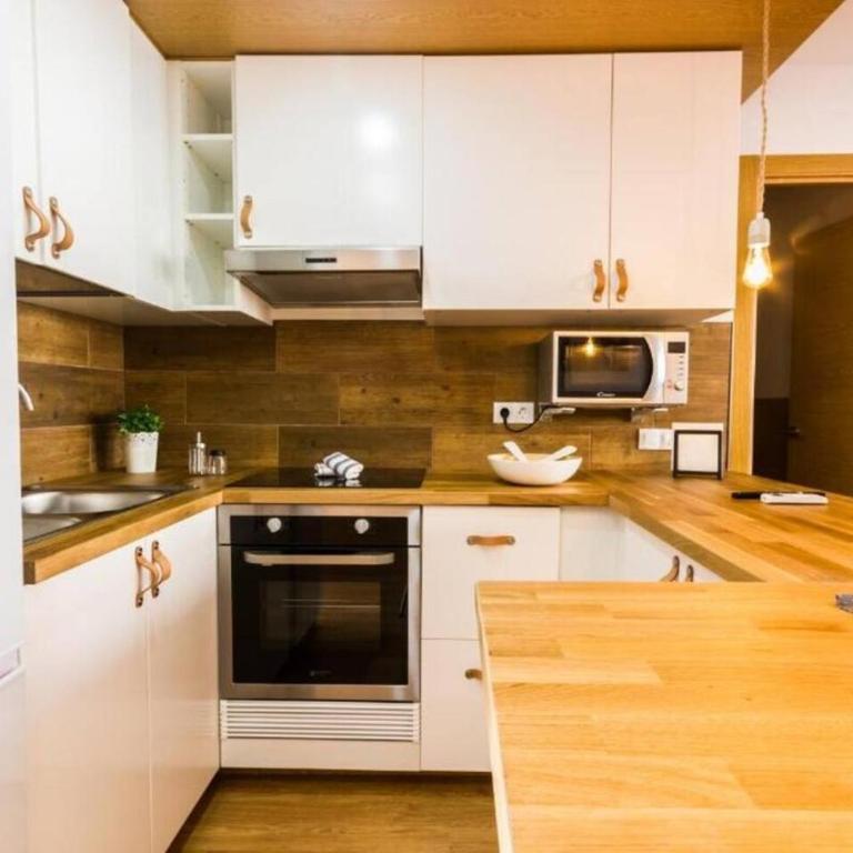 Vacation Friendly Apartment - Three-Bedroom Apartment - 16