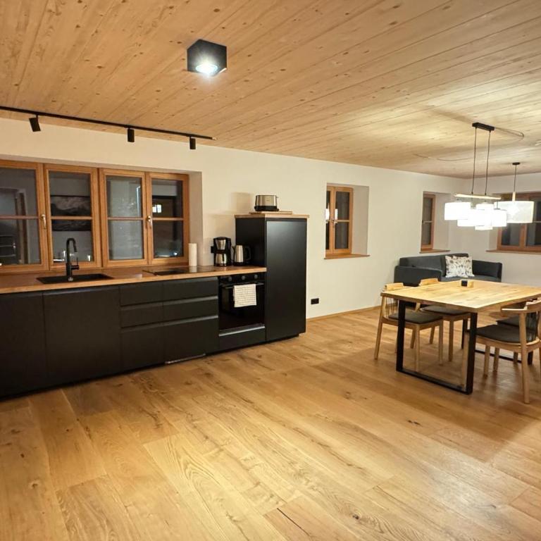 DAS BISCHOF - 5 exklusive Ferienwohnungen und 1 Doppelzimmer - 4x mit privater Zirben Sauna - Semmelservice & Hindelang PLUS - Superior Apartment mit 1 Schlafzimmer und Balkon - 8