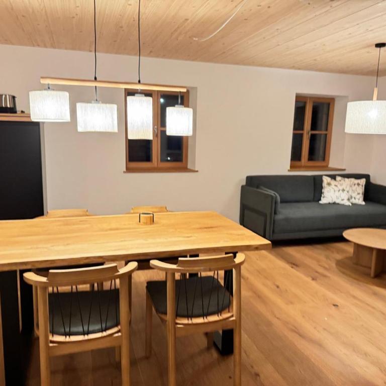 DAS BISCHOF - 5 exklusive Ferienwohnungen und 1 Doppelzimmer - 4x mit privater Zirben Sauna - Semmelservice & Hindelang PLUS - Superior Apartment mit 1 Schlafzimmer und Balkon - 6