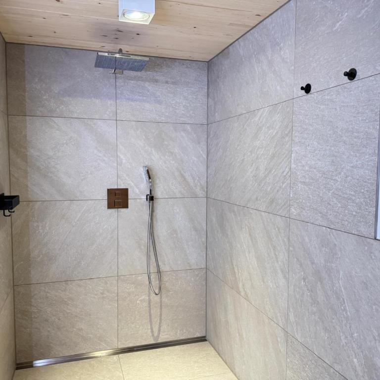 DAS BISCHOF - 5 exklusive Ferienwohnungen und 1 Doppelzimmer - 4x mit privater Zirben Sauna - Semmelservice & Hindelang PLUS - Superior Apartment mit 1 Schlafzimmer und Balkon - 2