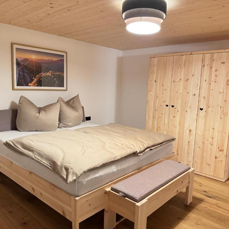 DAS BISCHOF - 5 exklusive Ferienwohnungen und 1 Doppelzimmer - 4x mit privater Zirben Sauna - Semmelservice & Hindelang PLUS - Deluxe Apartment mit Balkon und 2 Schlafzimmern - 11