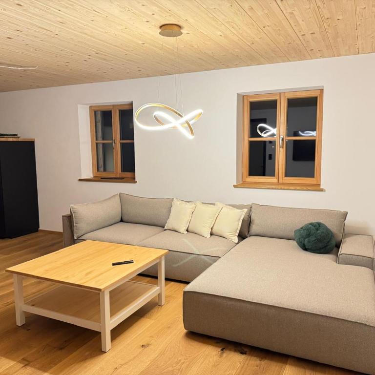 DAS BISCHOF - 5 exklusive Ferienwohnungen und 1 Doppelzimmer - 4x mit privater Zirben Sauna - Semmelservice & Hindelang PLUS - Deluxe Apartment mit Balkon und 2 Schlafzimmern - 8