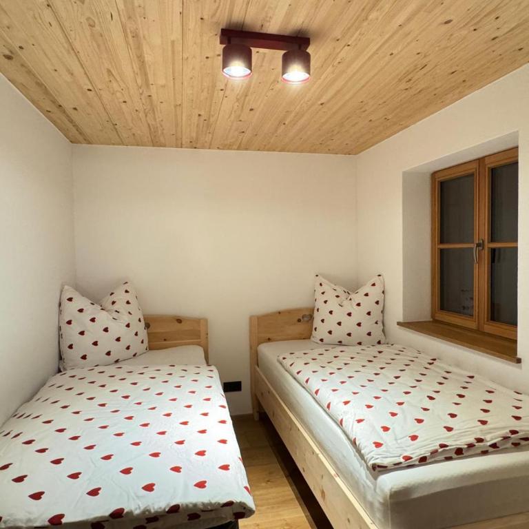 DAS BISCHOF - 5 exklusive Ferienwohnungen und 1 Doppelzimmer - 4x mit privater Zirben Sauna - Semmelservice & Hindelang PLUS - Deluxe Apartment mit Balkon und 2 Schlafzimmern - 9