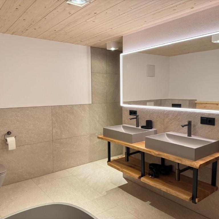 DAS BISCHOF - 5 exklusive Ferienwohnungen und 1 Doppelzimmer - 4x mit privater Zirben Sauna - Semmelservice & Hindelang PLUS - Deluxe Apartment mit Balkon und 2 Schlafzimmern - 6