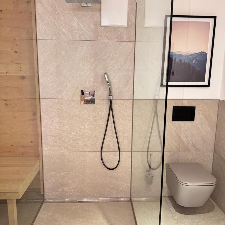 DAS BISCHOF - 5 exklusive Ferienwohnungen und 1 Doppelzimmer - 4x mit privater Zirben Sauna - Semmelservice & Hindelang PLUS - Deluxe Apartment mit Balkon und 2 Schlafzimmern - 4