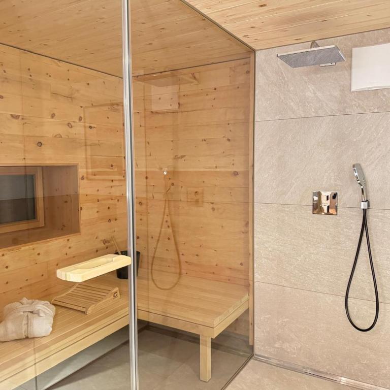 DAS BISCHOF - 5 exklusive Ferienwohnungen und 1 Doppelzimmer - 4x mit privater Zirben Sauna - Semmelservice & Hindelang PLUS - Deluxe Apartment mit Balkon und 2 Schlafzimmern - 7