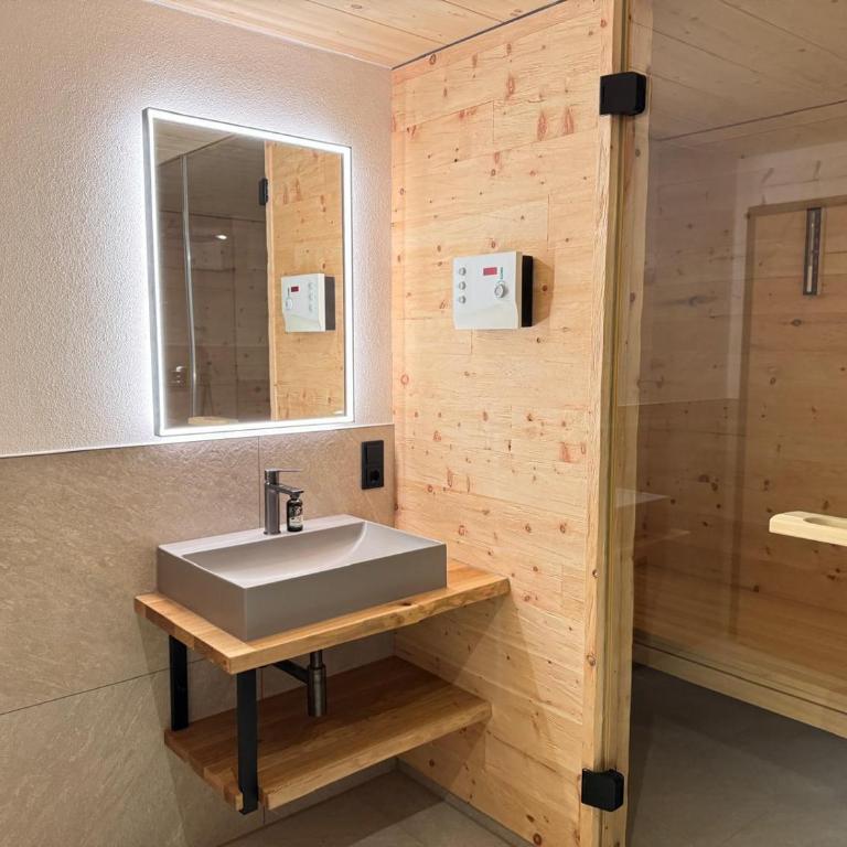 DAS BISCHOF - 5 exklusive Ferienwohnungen und 1 Doppelzimmer - 4x mit privater Zirben Sauna - Semmelservice & Hindelang PLUS - Deluxe Apartment mit Balkon und 2 Schlafzimmern - 5