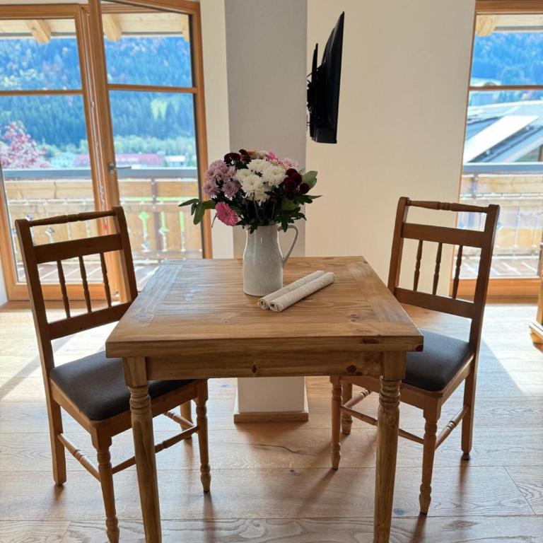 DAS BISCHOF - 5 exklusive Ferienwohnungen und 1 Doppelzimmer - 4x mit privater Zirben Sauna - Semmelservice & Hindelang PLUS - Apartment mit 1 Schlafzimmer und Balkon - 5