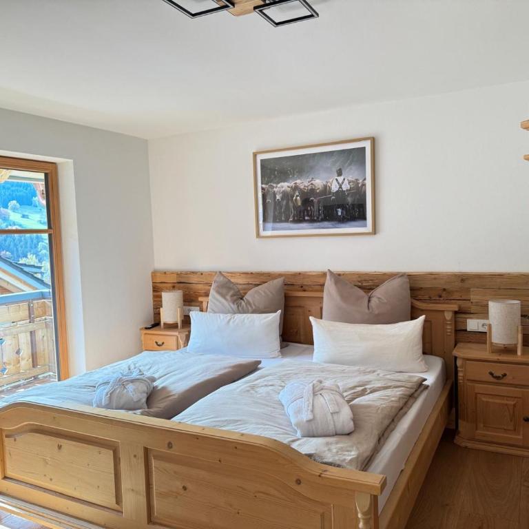 DAS BISCHOF - 5 exklusive Ferienwohnungen und 1 Doppelzimmer - 4x mit privater Zirben Sauna - Semmelservice & Hindelang PLUS - Apartment mit 1 Schlafzimmer und Balkon - 6