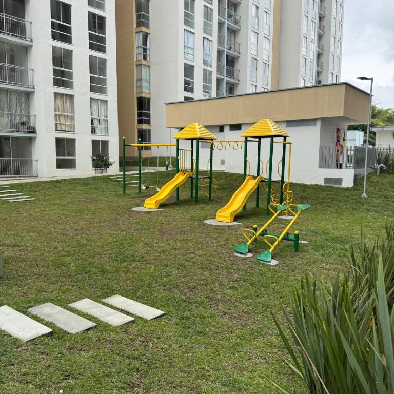 Hermoso apartamento al norte de Armenia con parqueadero - Three-Bedroom Apartment - 25