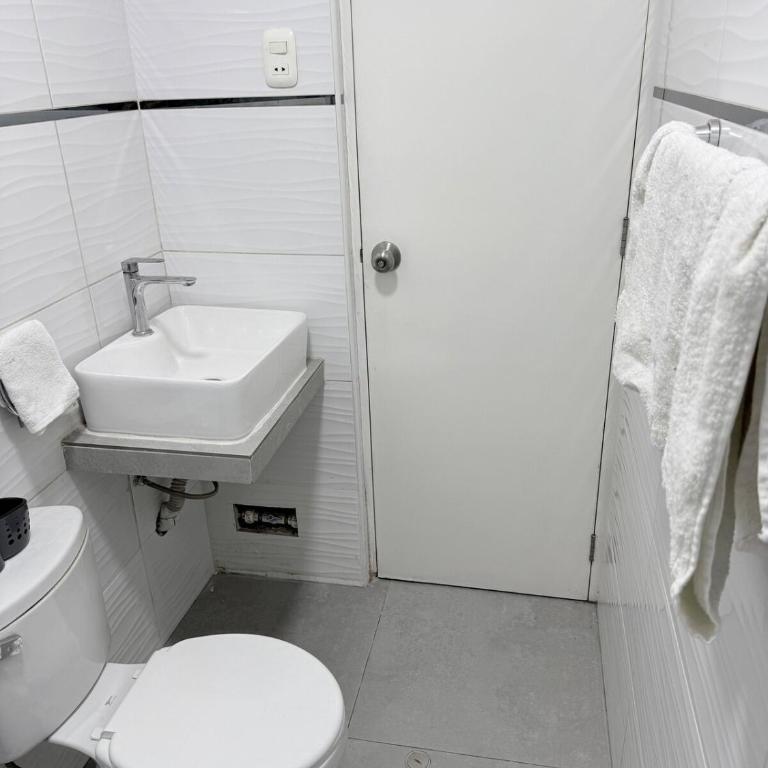 Apartamento moderno a 5 minutos de Plaza Norte - Three-Bedroom Apartment - 17
