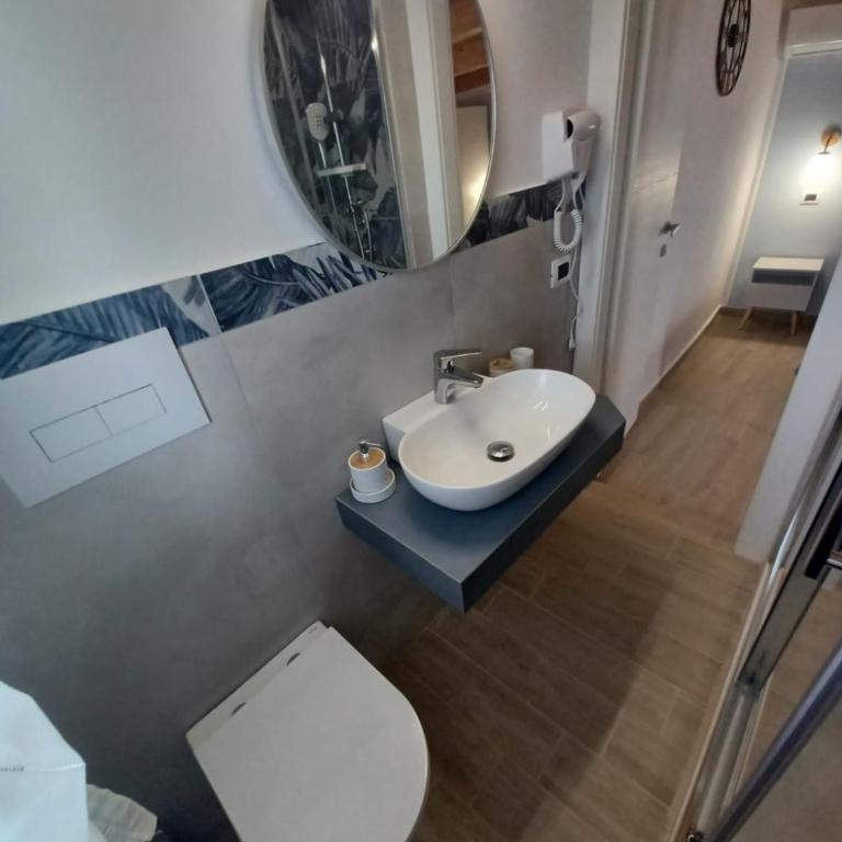 Locazione Turistica Sole Mare - Camera Matrimoniale Deluxe con Balcone e Vista Mare - 8