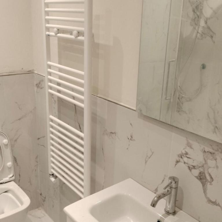 Casa Fiore - Three-Bedroom Apartment - 11