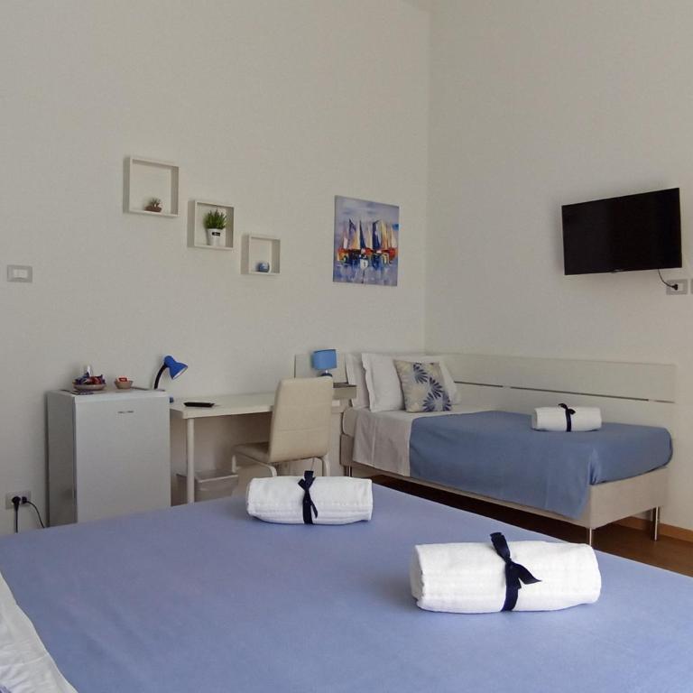 Verga 29 House - Triple Room with Private Bathroom - 13