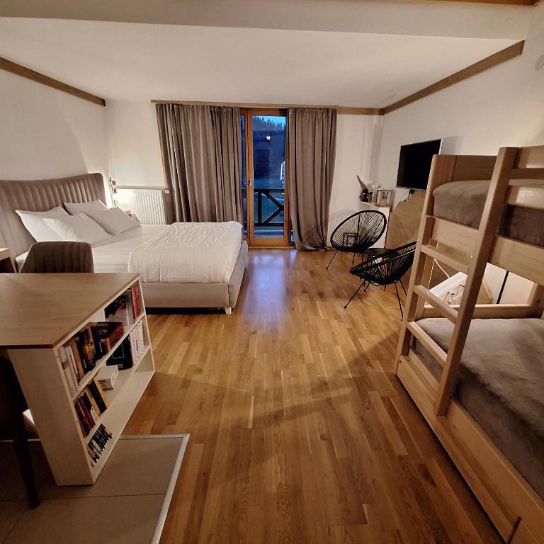 Aparthotel Vucko, depandans, U452 sa pogledom na stazu - private host - Apartment with Balcony - 11