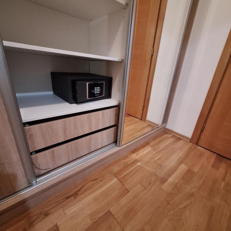 Aparthotel Vucko, depandans, U452 sa pogledom na stazu - private host - Apartment with Balcony - 15