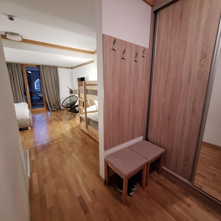 Aparthotel Vucko, depandans, U452 sa pogledom na stazu - private host - Apartment with Balcony - 14