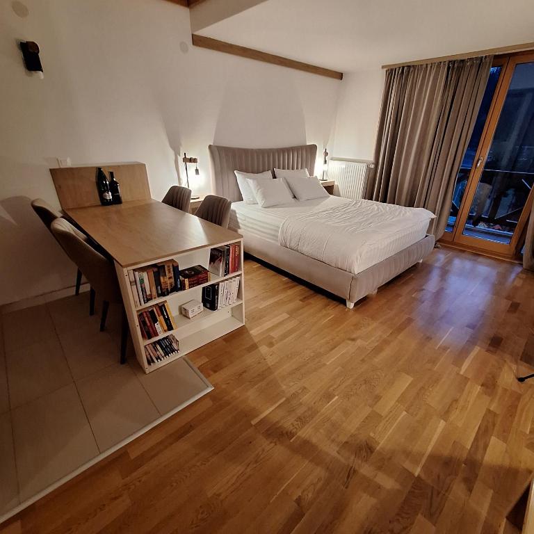 Aparthotel Vucko, depandans, U452 sa pogledom na stazu - private host - Apartment with Balcony - 9