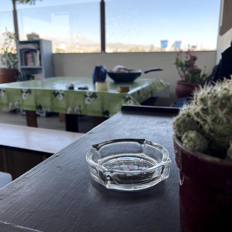 Hab baño compartido, 10 cdas Plaza de Armas, con terraza y vista a los volcanes - Habitación Doble con baño compartido - 2 camas - 8