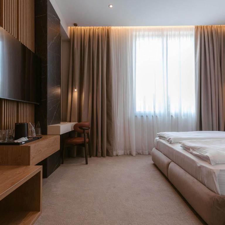 Tradicija Hotel - Dvokrevetna Soba sa Bračnim Krevetom i Sopstvenim Kupatilom - 1