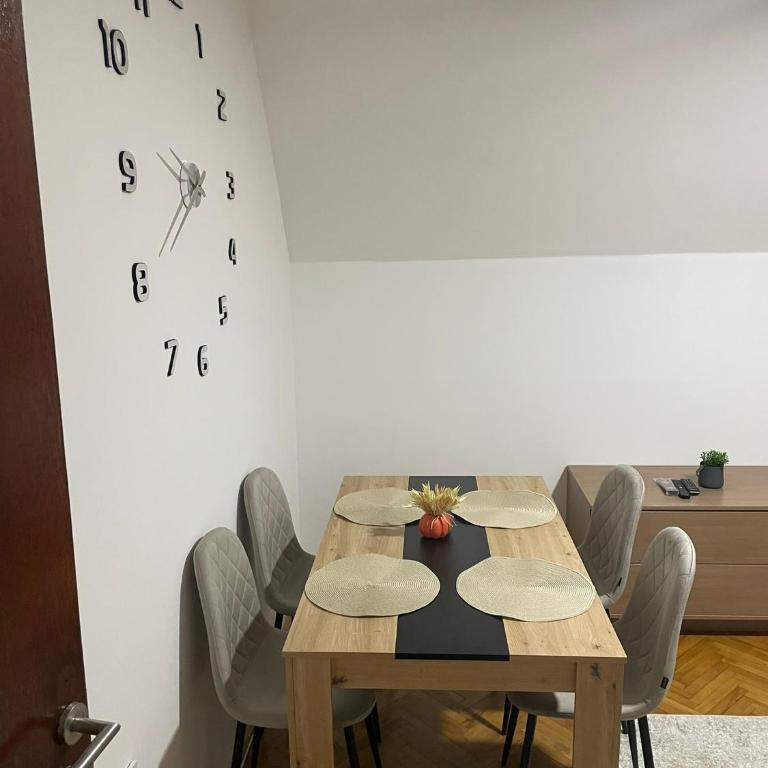 Panorama centar, free parking - Two-Bedroom Apartment - 13