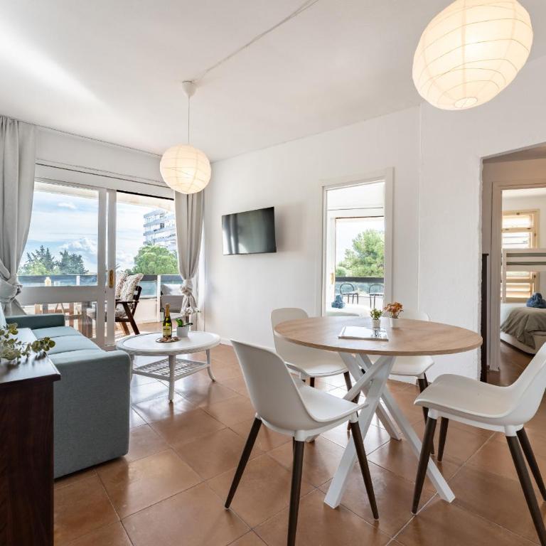 Perfect location! Walk a few minutes to restaurants, lovely beach, town, train and bus - Apartamento de 2 dormitorios con vistas al mar - 4