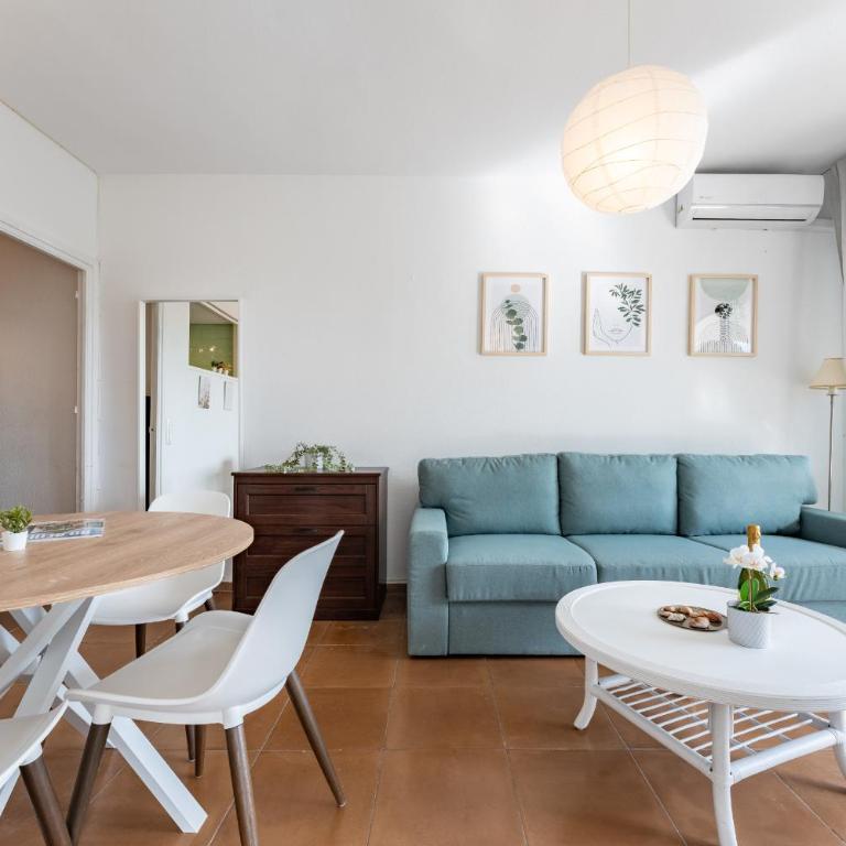 Perfect location! Walk a few minutes to restaurants, lovely beach, town, train and bus - Apartamento de 2 dormitorios con vistas al mar - 13