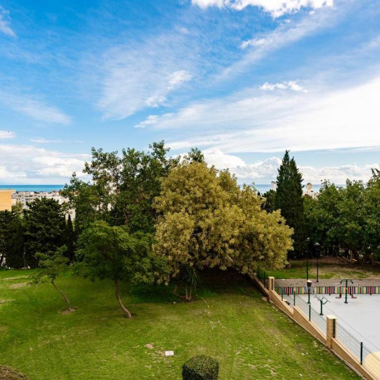 Perfect location! Walk a few minutes to restaurants, lovely beach, town, train and bus - Apartamento de 2 dormitorios con vistas al mar - 18