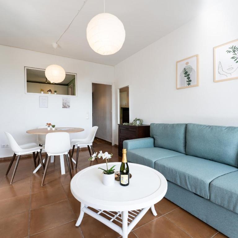 Perfect location! Walk a few minutes to restaurants, lovely beach, town, train and bus - Apartamento de 2 dormitorios con vistas al mar - 14