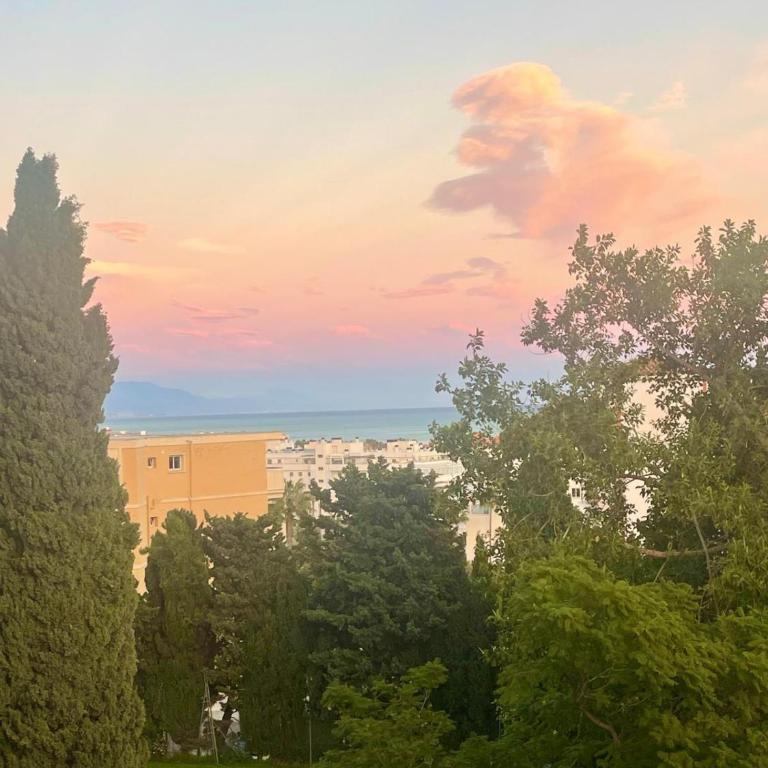Perfect location! Walk a few minutes to restaurants, lovely beach, town, train and bus - Apartamento de 2 dormitorios con vistas al mar - 19