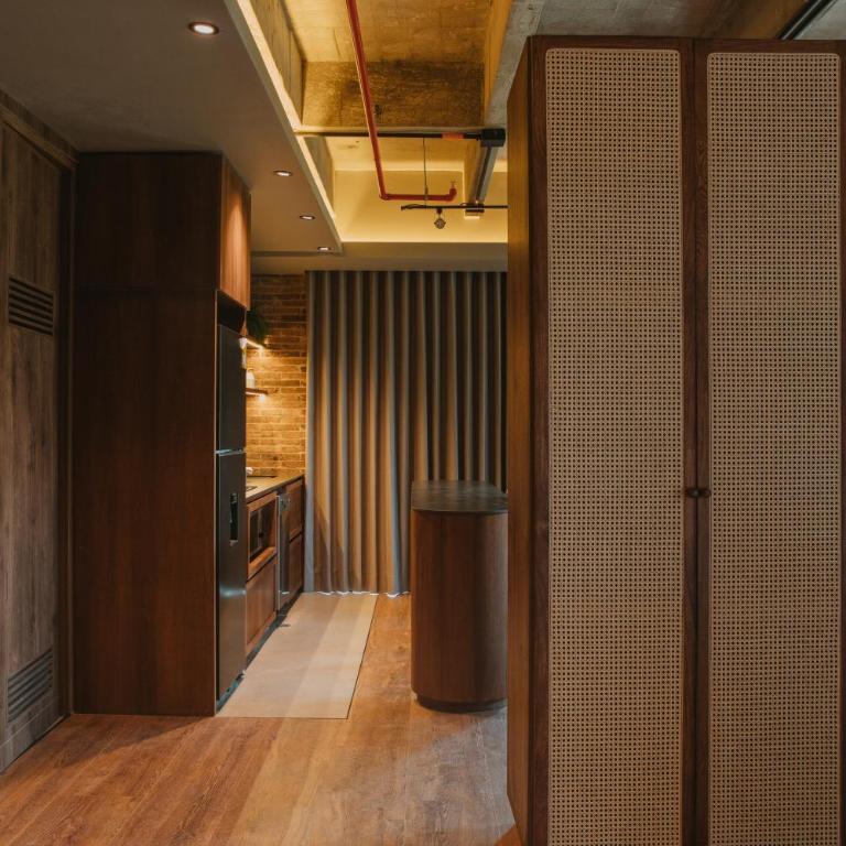 Hotel 10-36 - Deluxe One-Bedroom Apartment with City View - 4