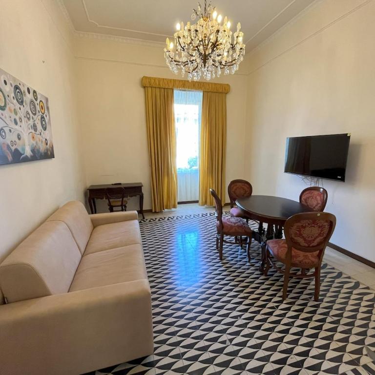 Historic Vomero Apartment with Secluded Patio - Appartamento con Terrazza - 3