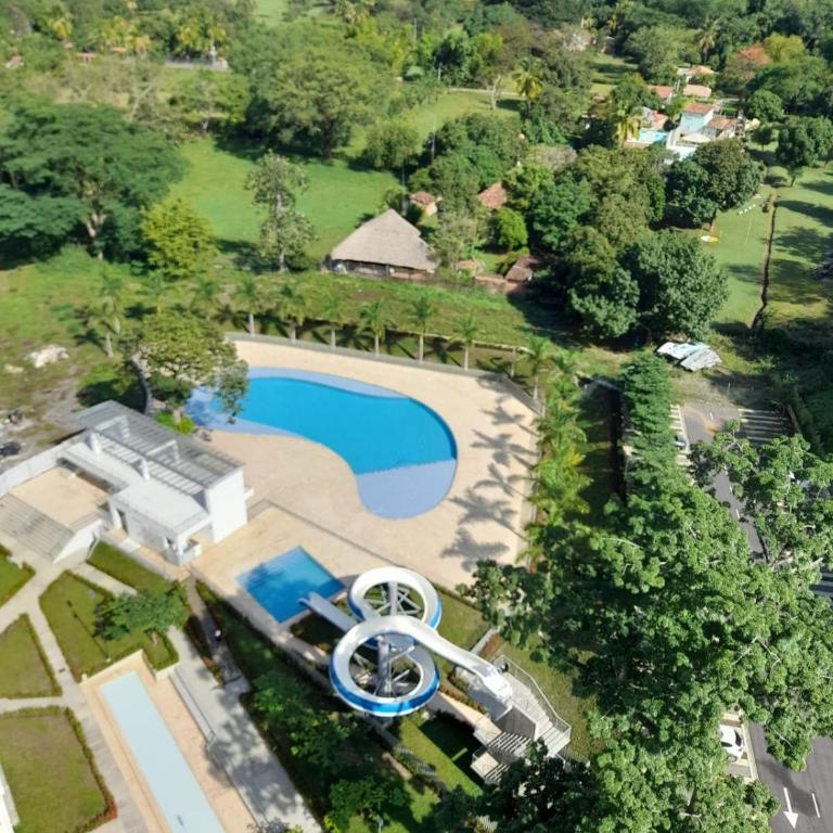 Agradable y confortable apto vacacional en Santa Fé de Antioquia-Colombia dentro de condominio con piscina, tobogán, zonas recreativas, jardines y espectacular vista - Apartamento de 2 dormitorios - 5