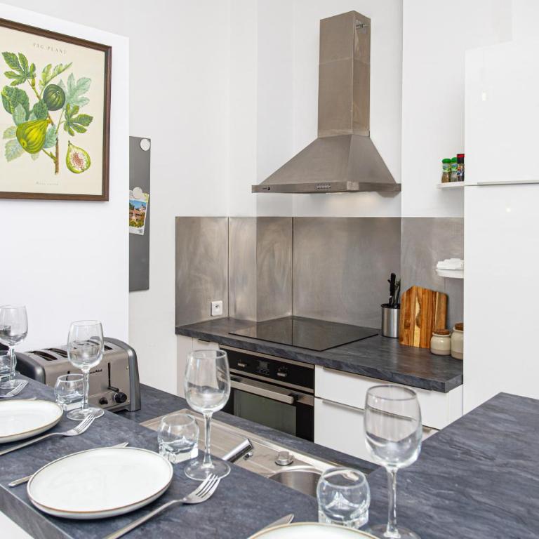 Tout confort au centre-ville et près de la mer - One-Bedroom Apartment - 4