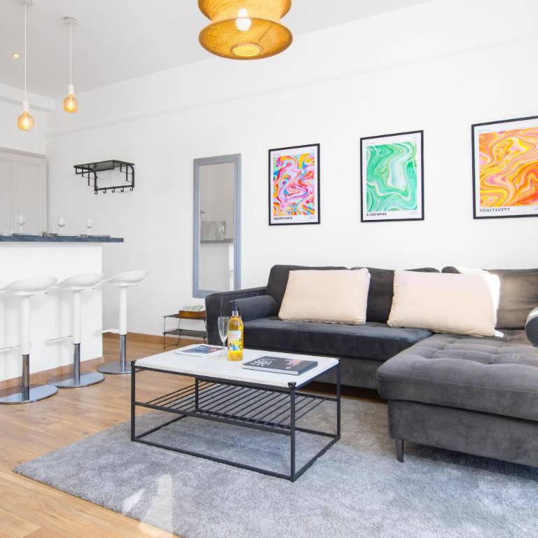 Tout confort au centre-ville et près de la mer - One-Bedroom Apartment - 5